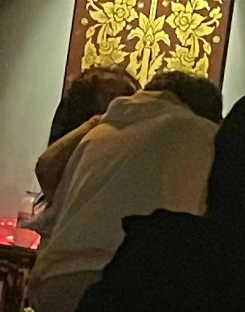 酒吧跳舞吃瓜视频,围观吃瓜群众见证激情四溢的夜晚