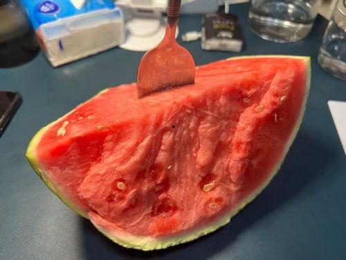 有人吃瓜有桃,共享人间烟火气